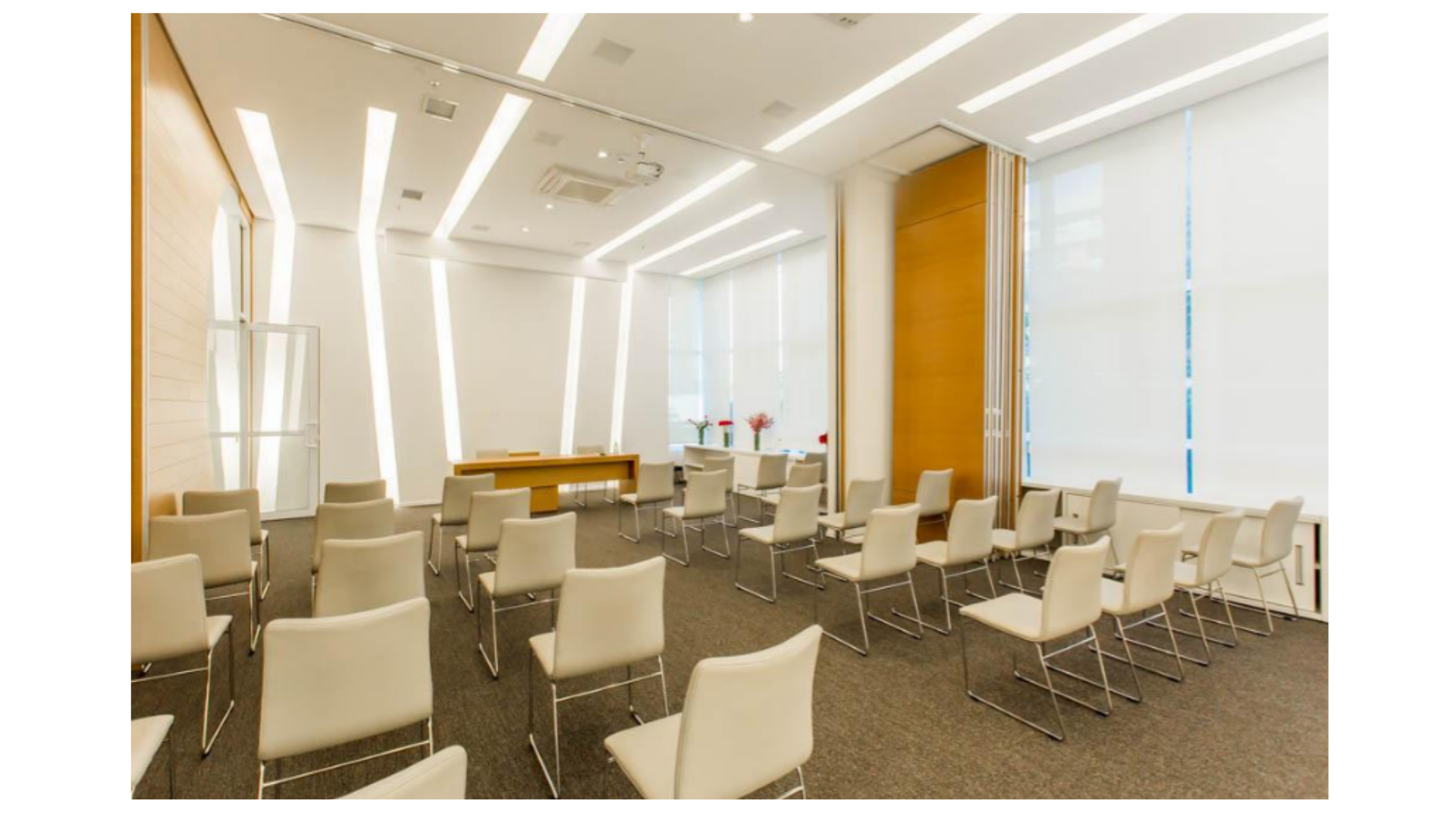 Sala de treinamento corporativa preparada para turma fechada